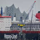 Queen Mary 2 vor Elbphilharmonie