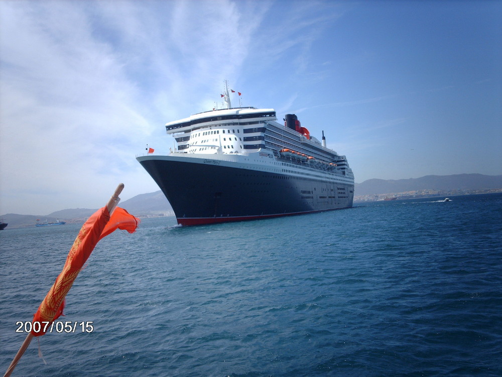 Queen Mary 2 vor Gibralta vom Tenderboot