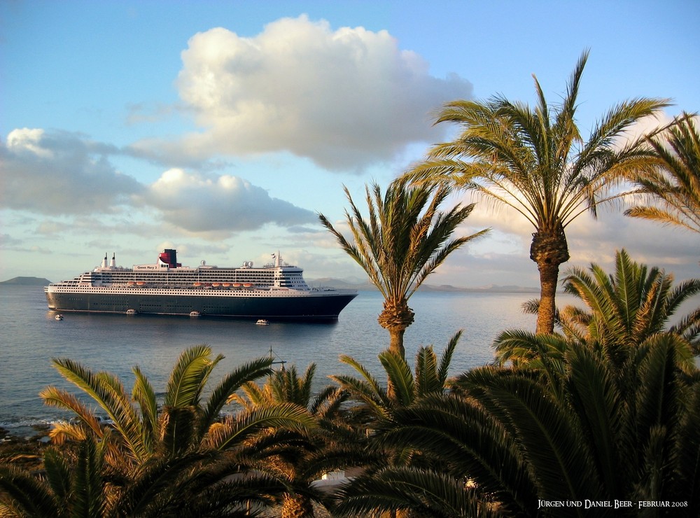 Queen Mary 2 vor Lanzarote - ja, sie war schon da, aber nicht hier !