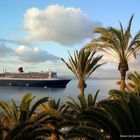 Queen Mary 2 vor Lanzarote - ja, sie war schon da, aber nicht hier !