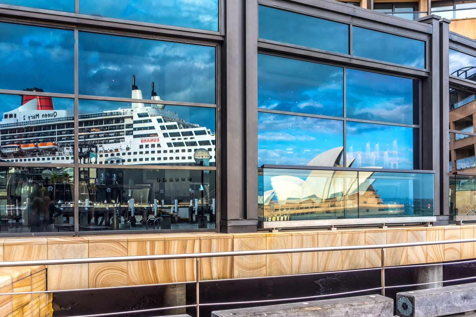 Queen Mary 2 vor Sydney Opera House