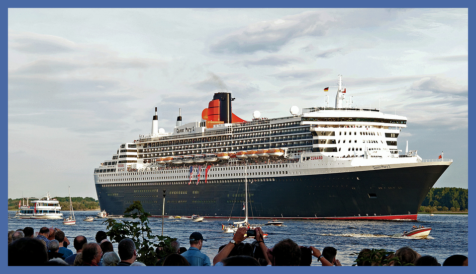 Queen Mary 2 vor Wedel