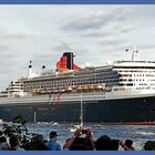 Queen Mary 2 vor Wedel