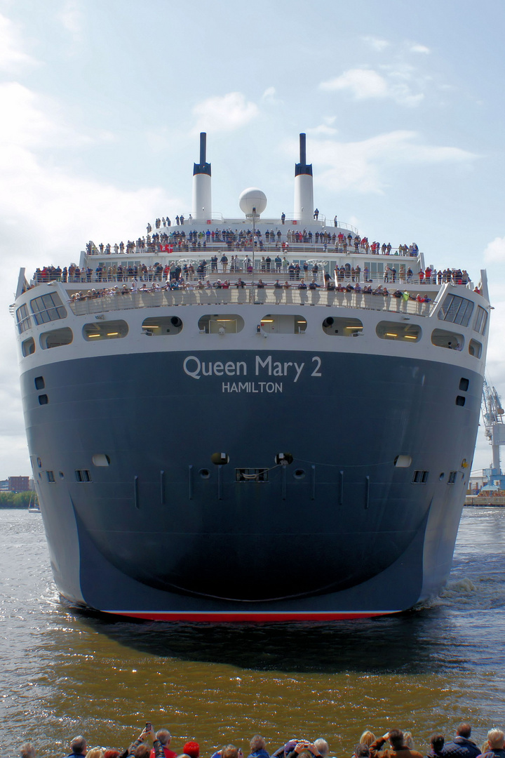 Queen Mary 2 - Wendemanöver beim Einlaufen zum Hafengeburtstag 2012