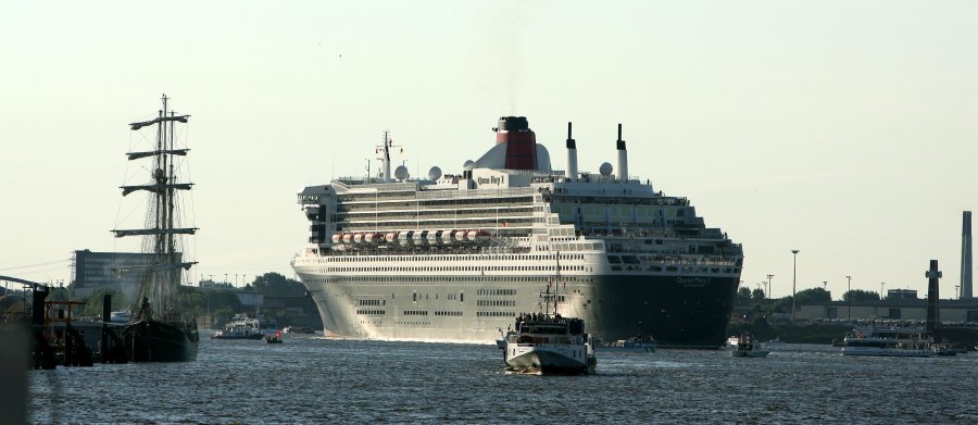 Queen Mary 2 zu Besuch in Hamburg