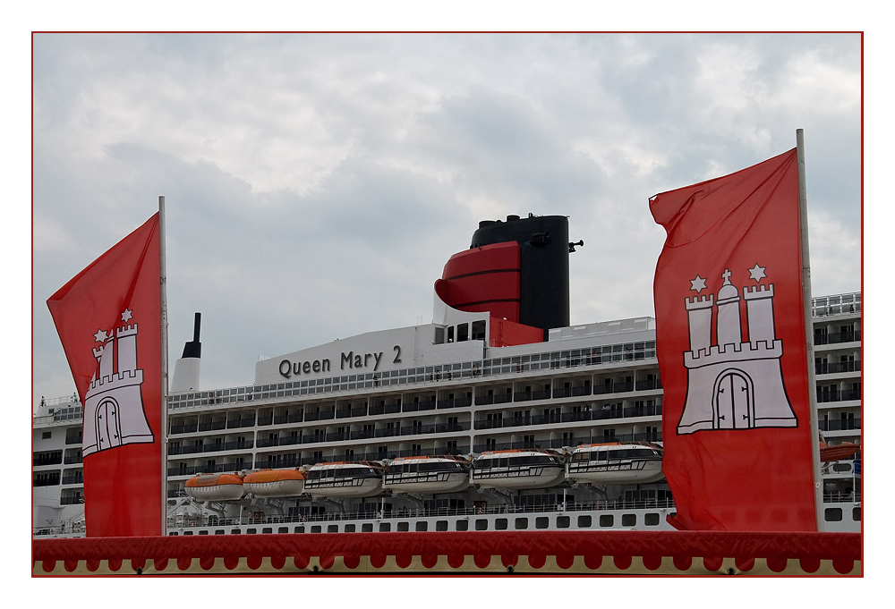 Queen Mary 2 zu Besuch in Hamburg