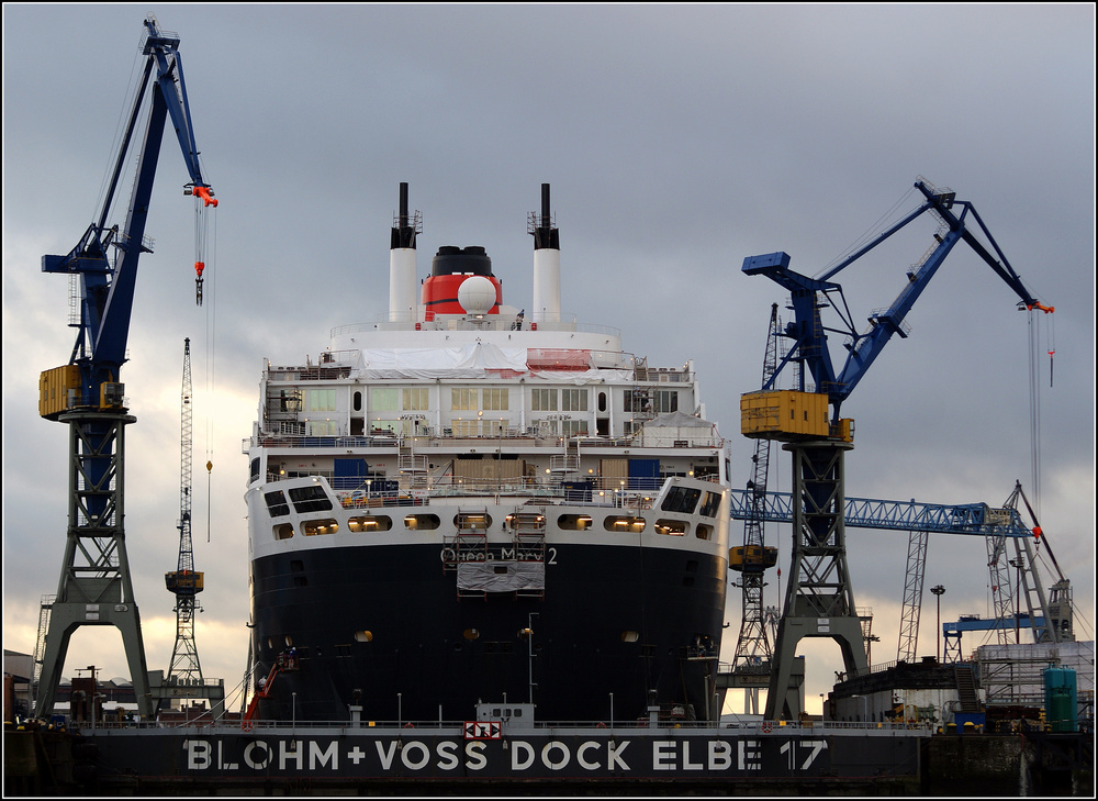 "QUEEN MARY 2"........im Dock 17