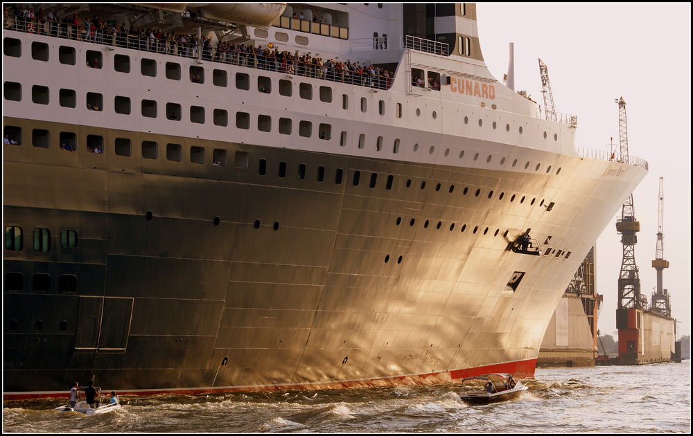 Queen Mary 2....verläßt Hamburg...