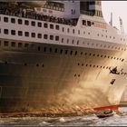 Queen Mary 2....verläßt Hamburg...