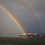 Queen Mary II -Ausfahrt unter dem Regenbogen