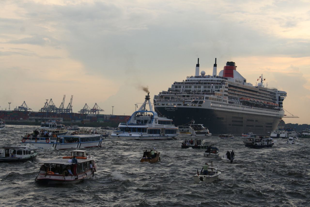 Queen Mary II - Auslauf mit Booten