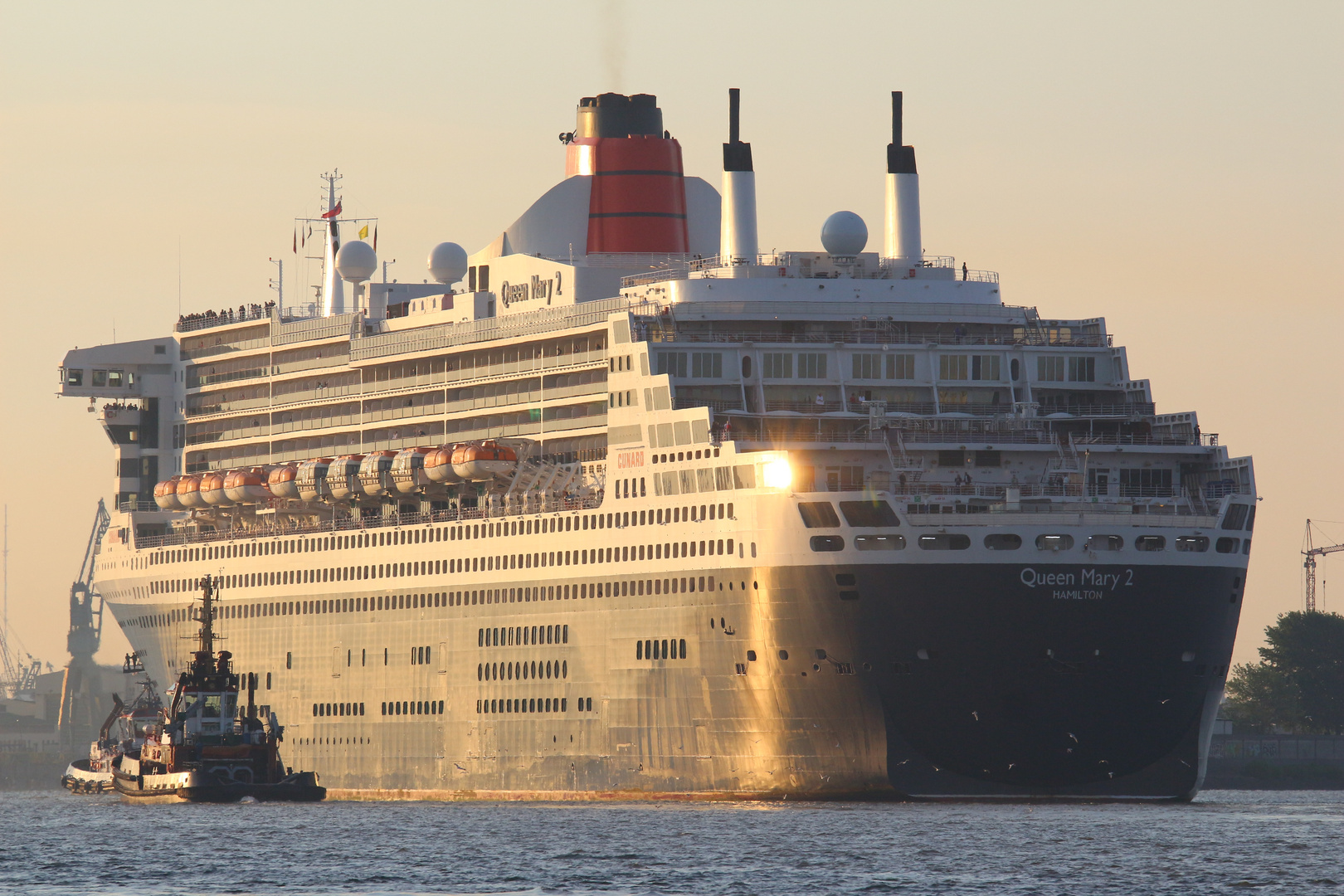 Queen Mary II im Hamburger Hafen