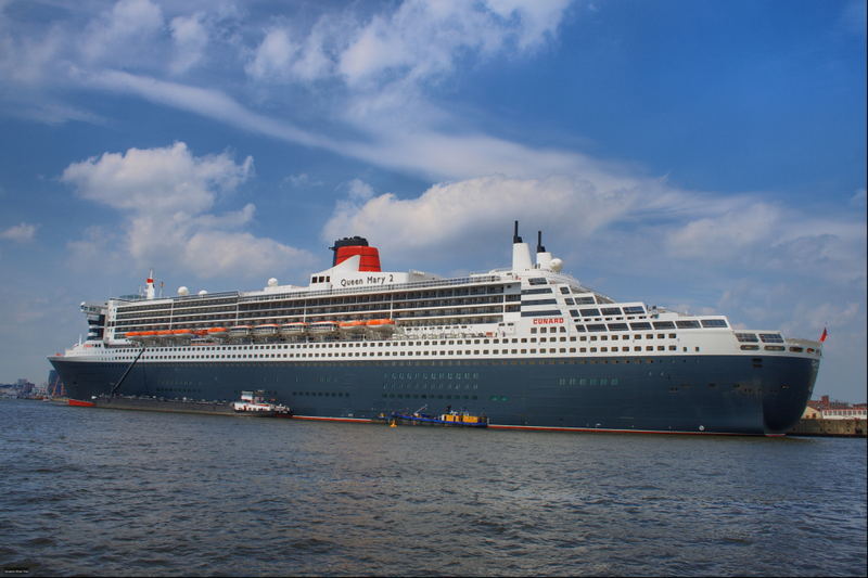 Queen Mary II in Hamburg