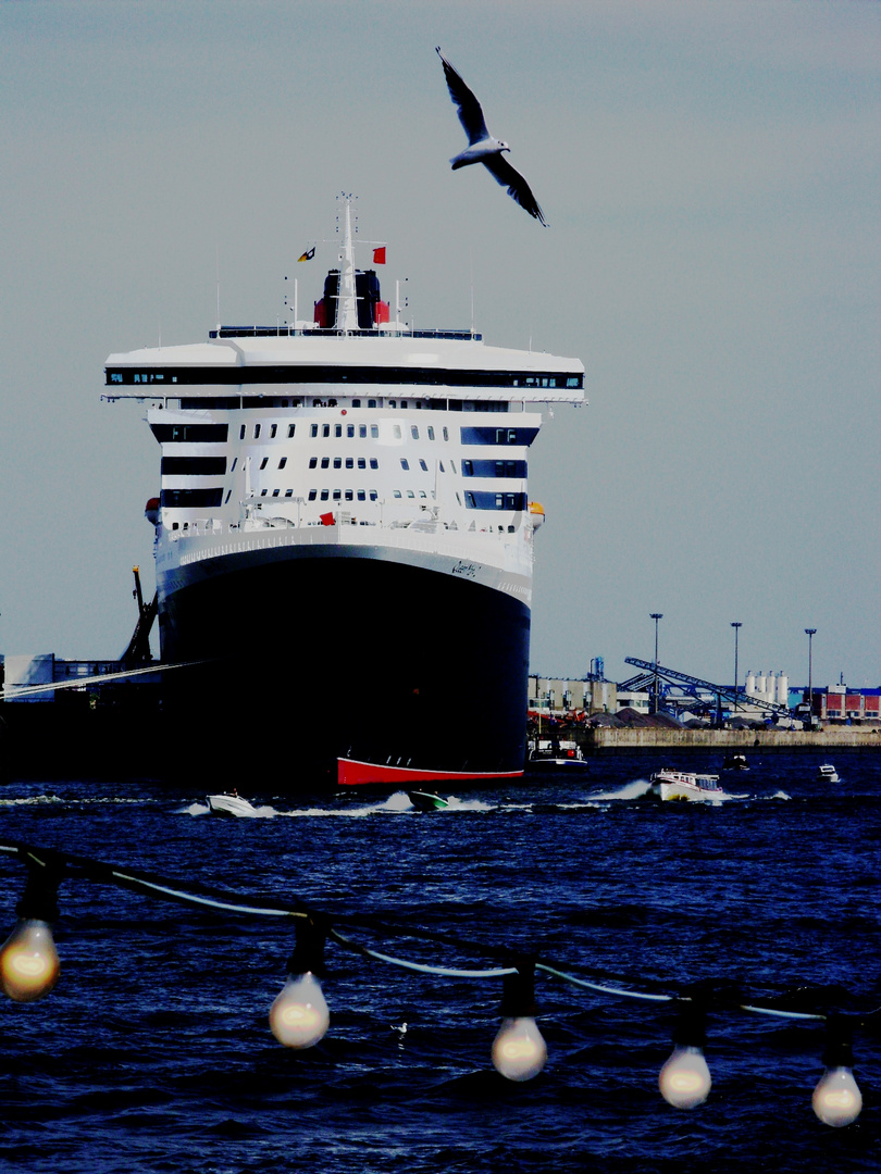 Queen Mary II in Hamburg
