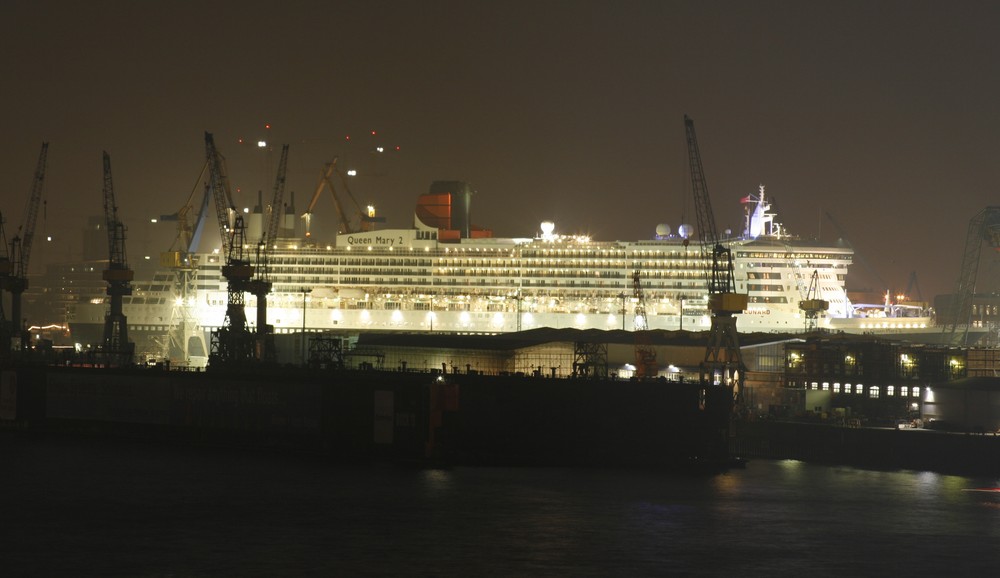 Queen Mary II in Hamburg - Dez. 2008