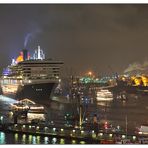 Queen Mary II leaving Hamburg