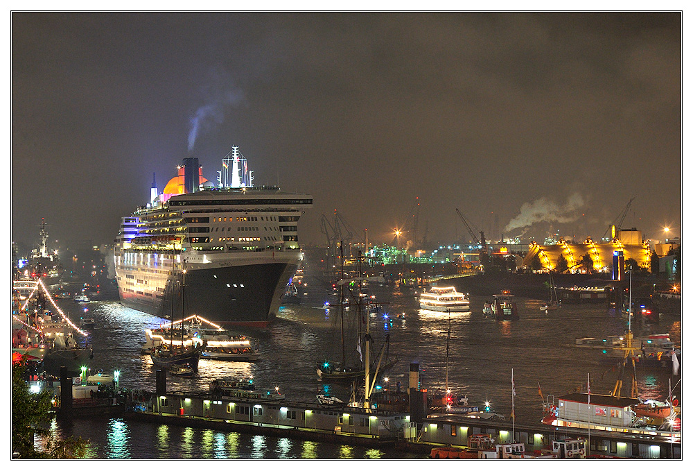 Queen Mary II leaving Hamburg