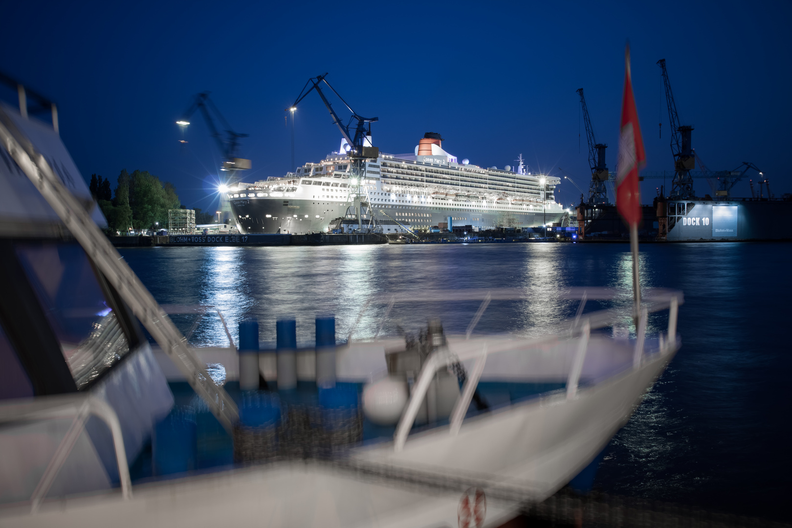 Queen Mary II Mai 2016 zum TÜV bei Blohm und Voss