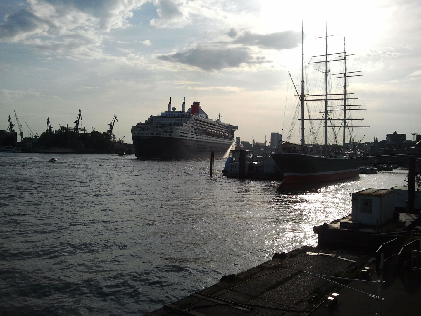 Queen Mary II verlaesst den Hamburger Hafen