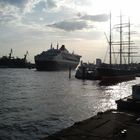 Queen Mary II verlaesst den Hamburger Hafen