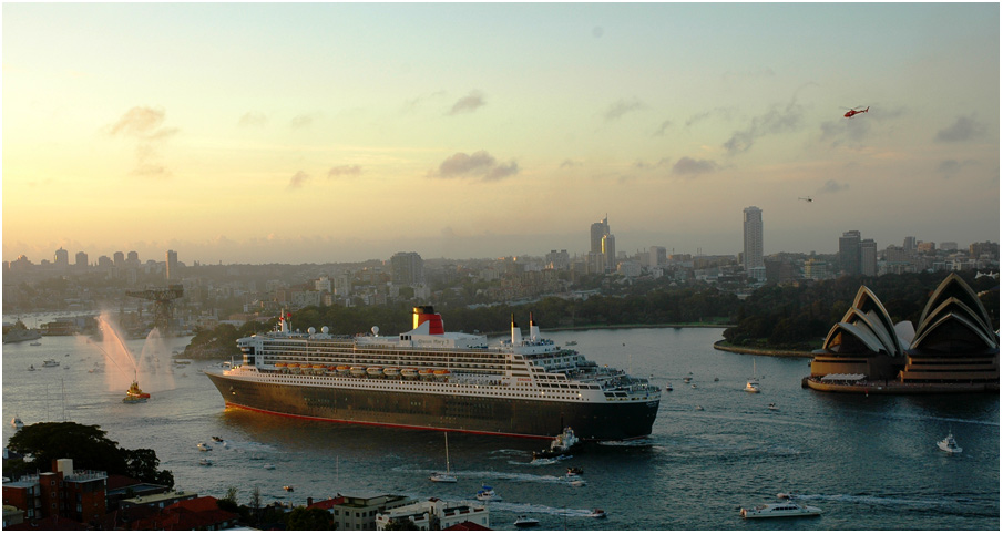 Queen Mary II vor Sydney Oper