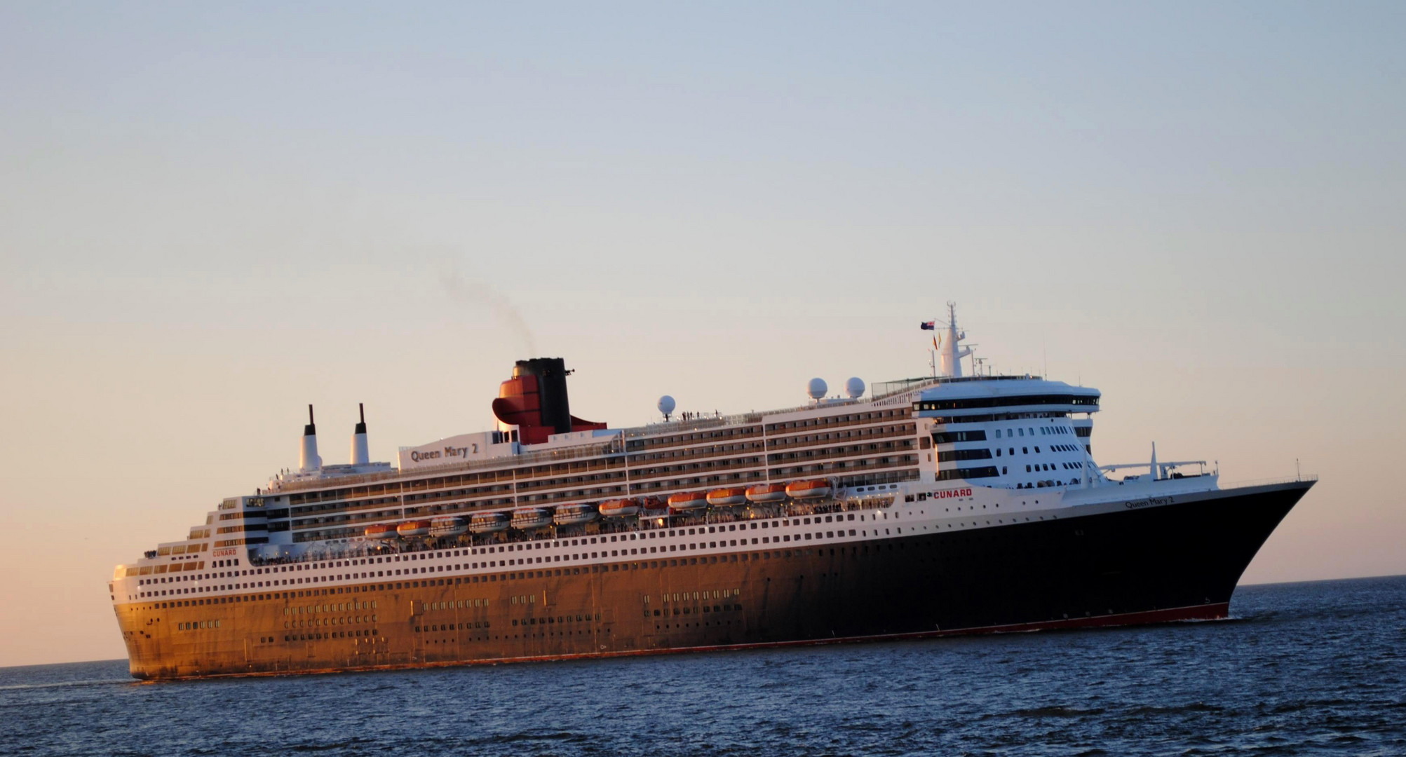 Queen Mary2 am 11.06.2015 ca 21:40 in Cuxhaven an der Alten Liebe