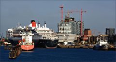 Queen Mary2 am Cruise Center in der Hafen City Hamburg