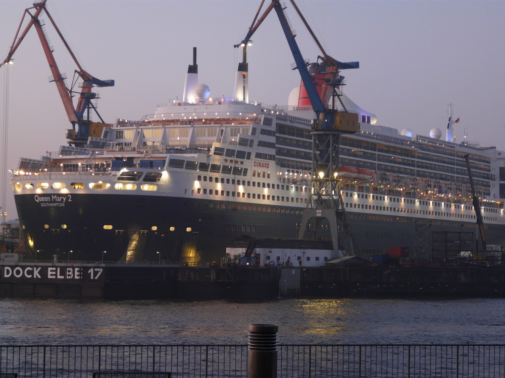 Queen Mary2 im Frühnebel