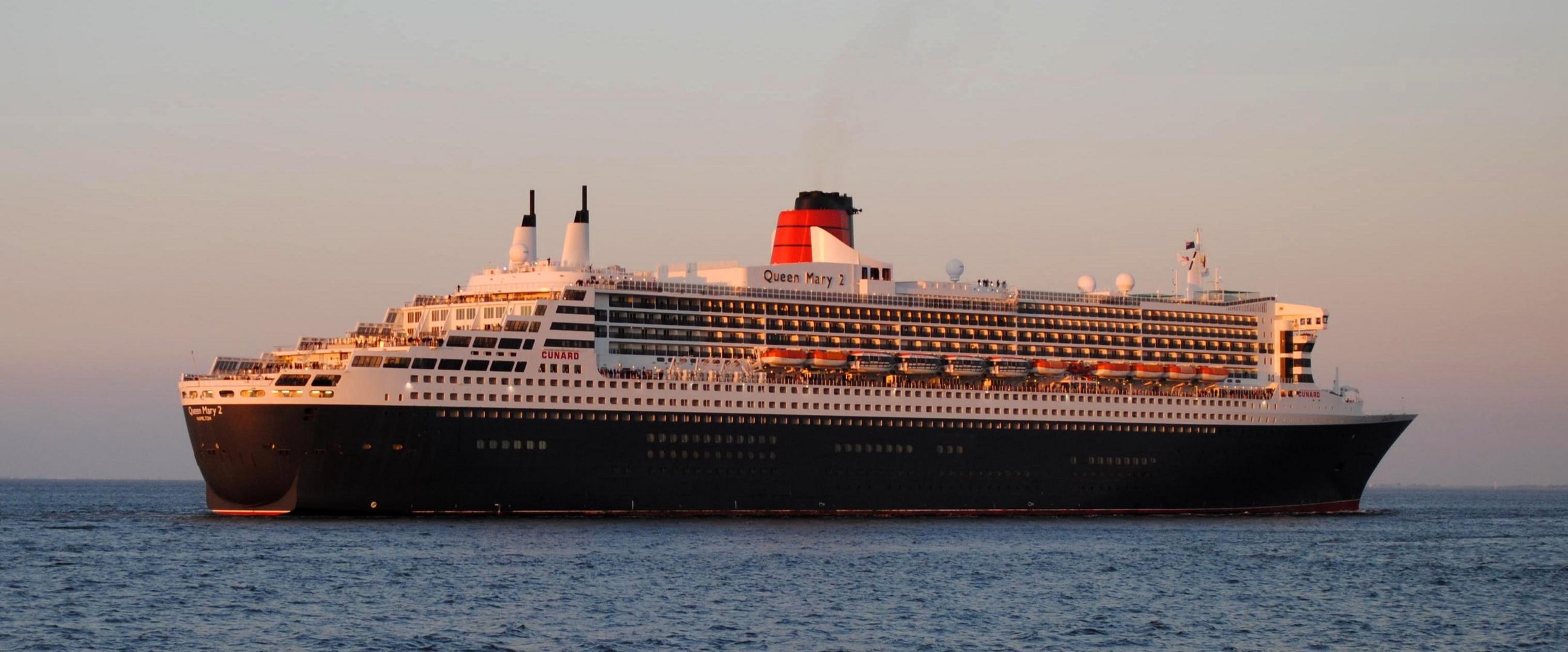 Queen Mary2 zum 2. am 11.06.2015 ca 21:42 in Cuxhaven an der Alten Liebe