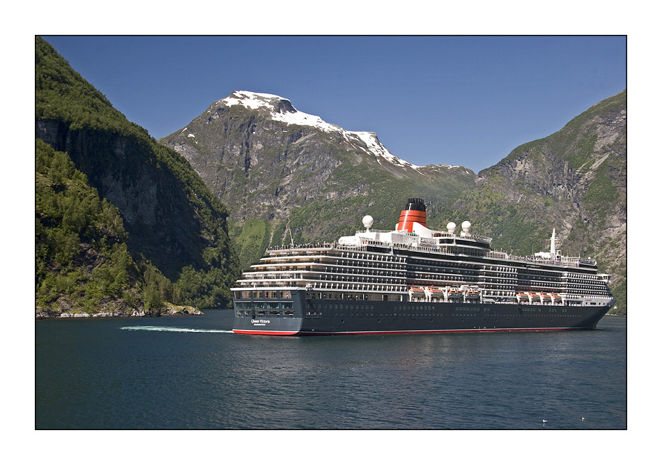 Queen Victoria blockiert mit ihren gewaltigen Ausmaßen den Geirangerfjord