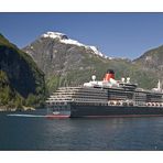 Queen Victoria blockiert mit ihren gewaltigen Ausmaßen den Geirangerfjord