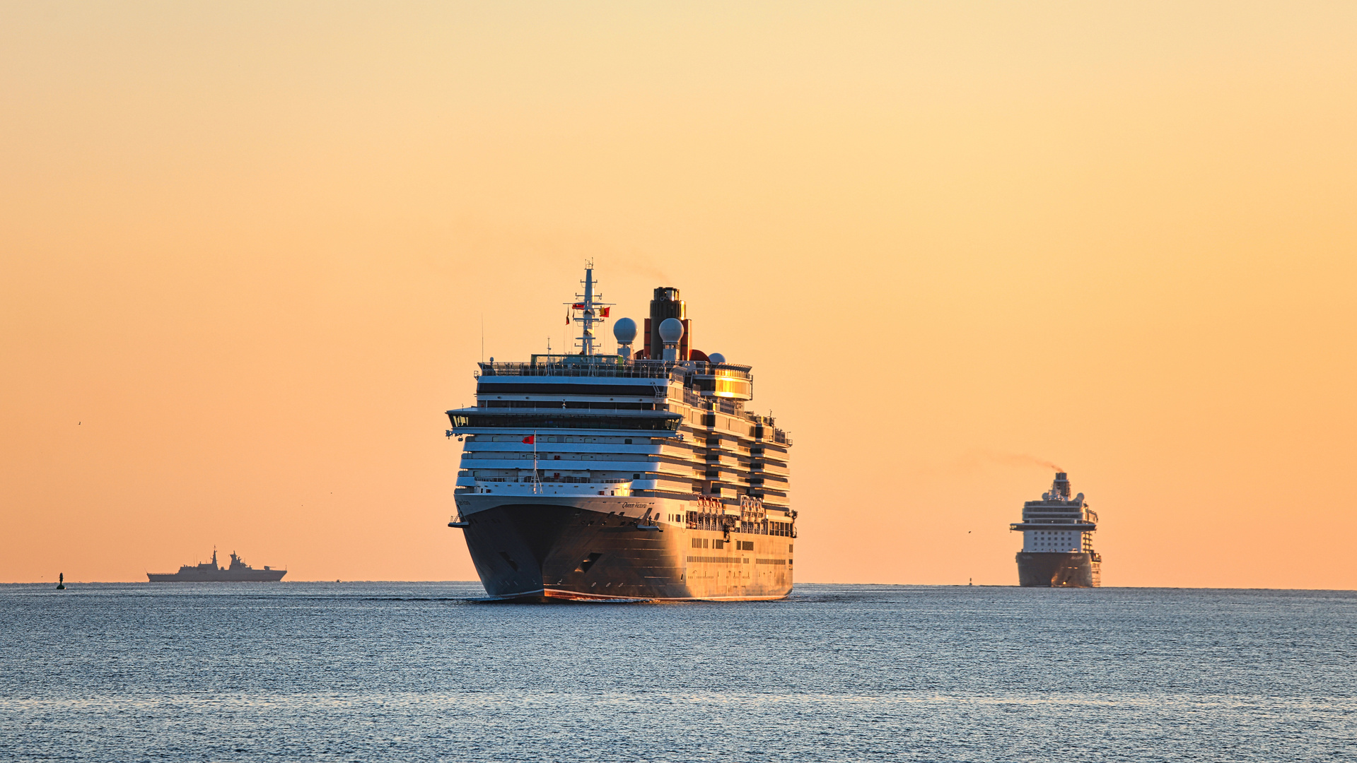 QUEEN VICTORIA dahinter MEIN SCHIFF 6…