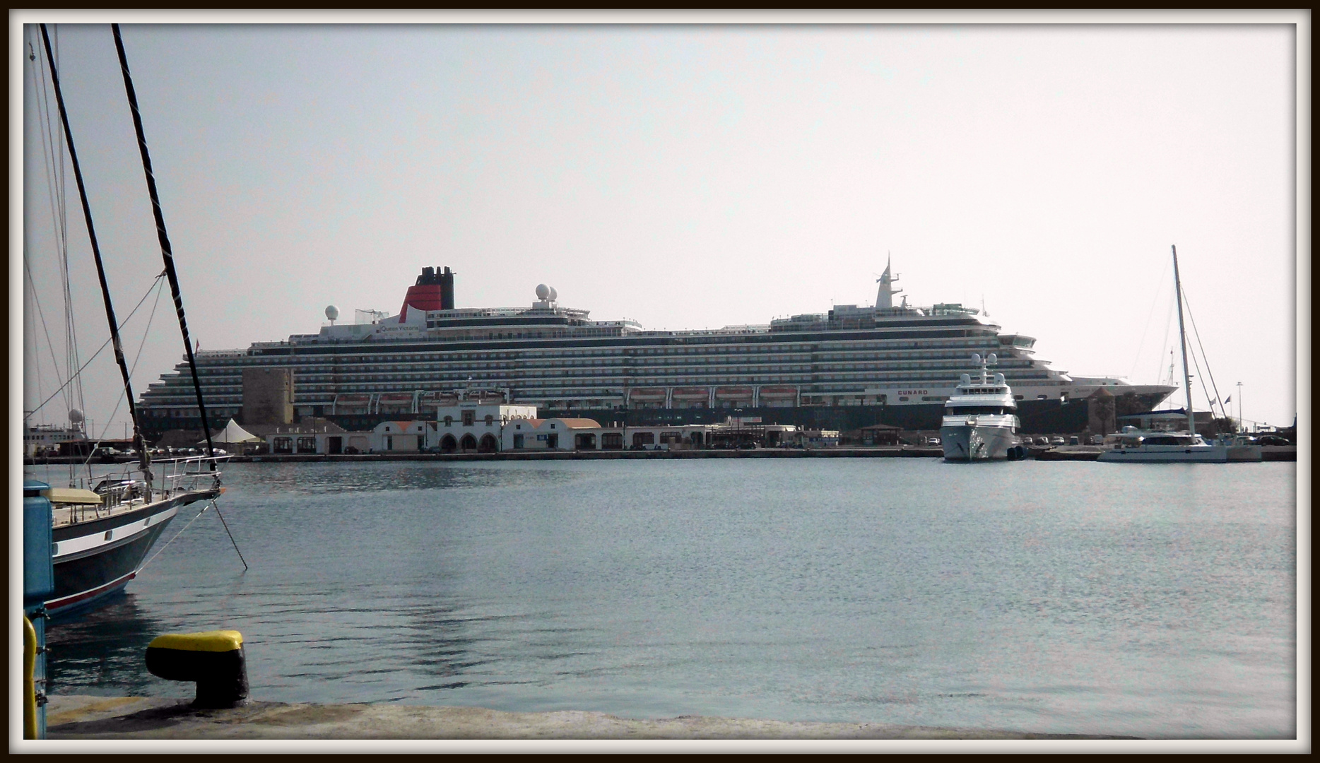 *"Queen Victoria"* im Hafen von Rhodos.