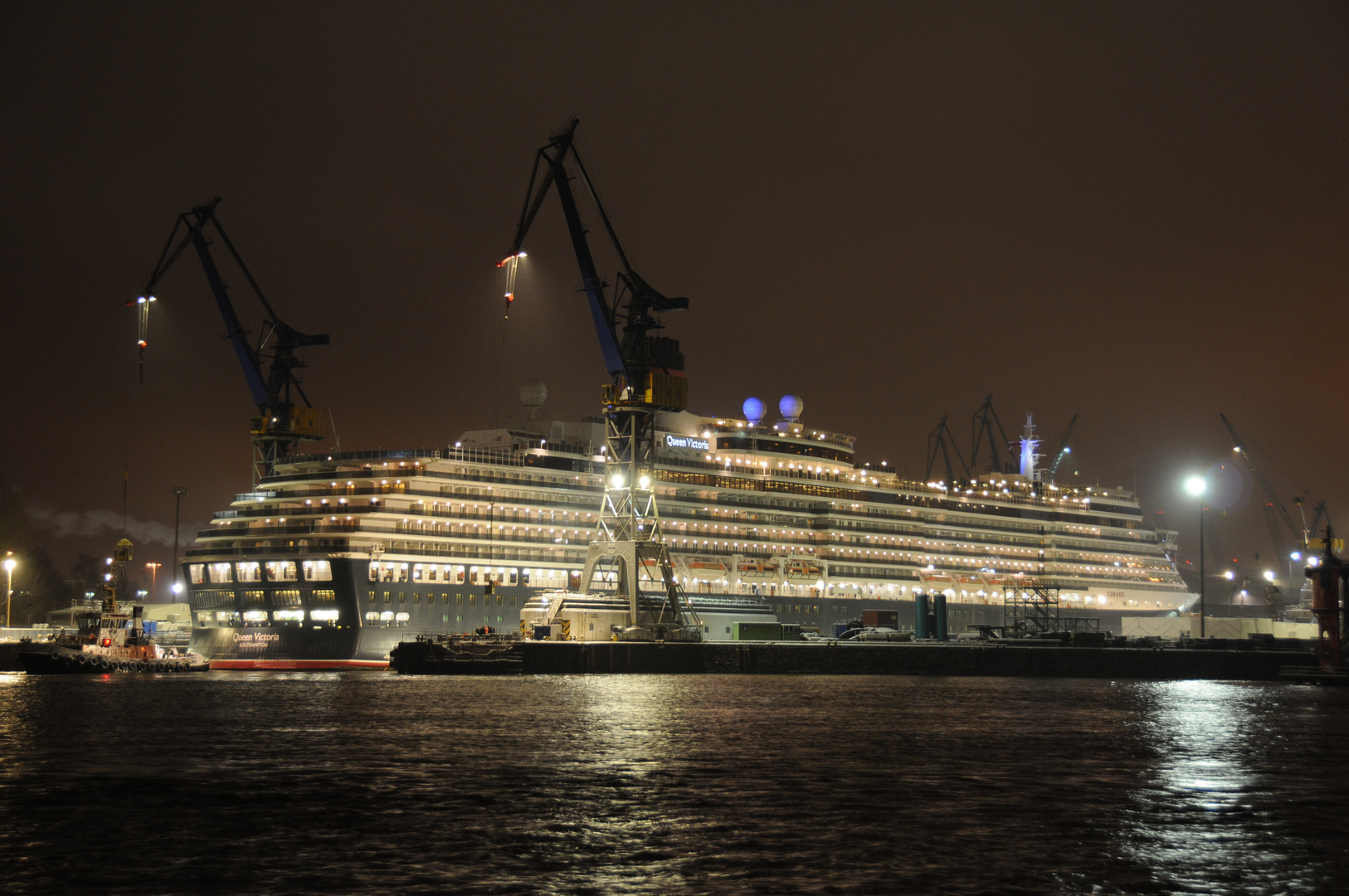 Queen Victoria ist fast eingedockt - Dock Elbe 17 am 03.12.2010