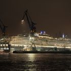 Queen Victoria ist fast eingedockt - Dock Elbe 17 am 03.12.2010