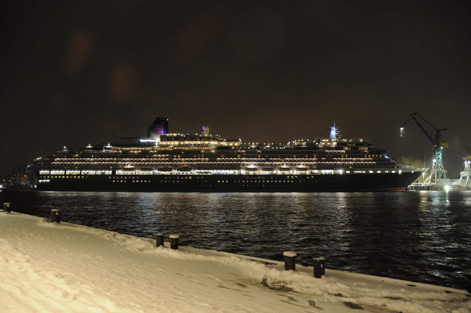 Queen Victoria wird eingedockt - Dock Elbe 17 am 03.12.2010