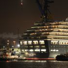 Queen Victoria wird eingedockt in Dock Elbe 17 am 03.12.2010
