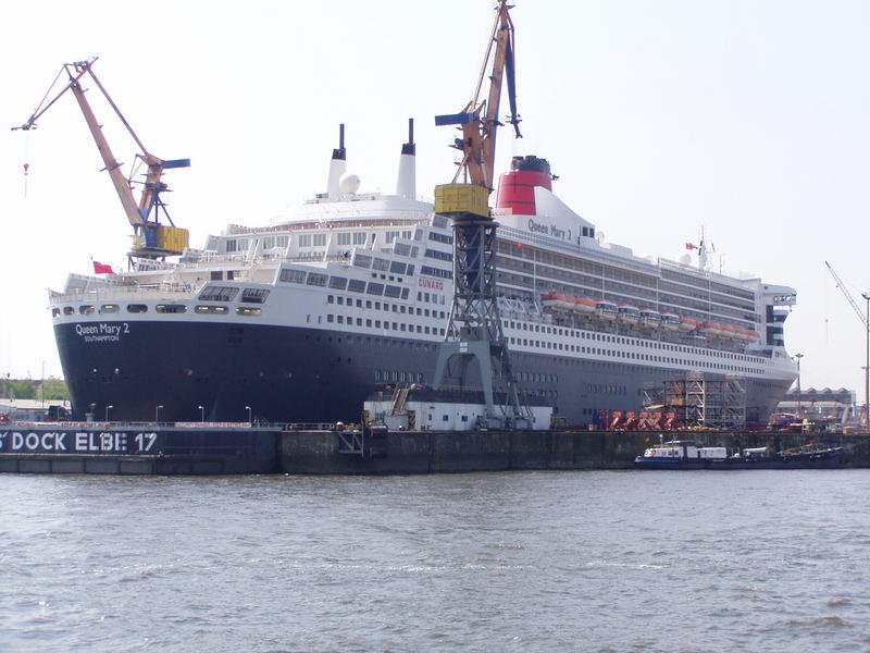 Queen_Mary_2@Dock17_Hamburg_ 09MAY2006_11:47h