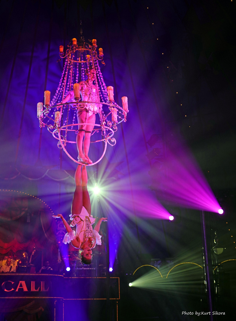 Queens of Baroque Aerial Chandelier Foto & Bild kunstfotografie