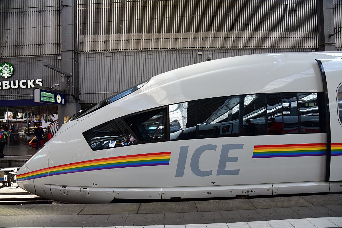 Qu(e)er durch Deutschland. ICE in Regenbogenfarben fährt zur PrideWeek nach München 09.07.2021