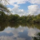 Quellende Wolken überm Teich