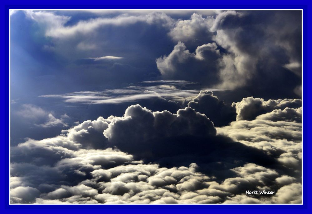 Quellwolken von oben aus dem Flugzeug