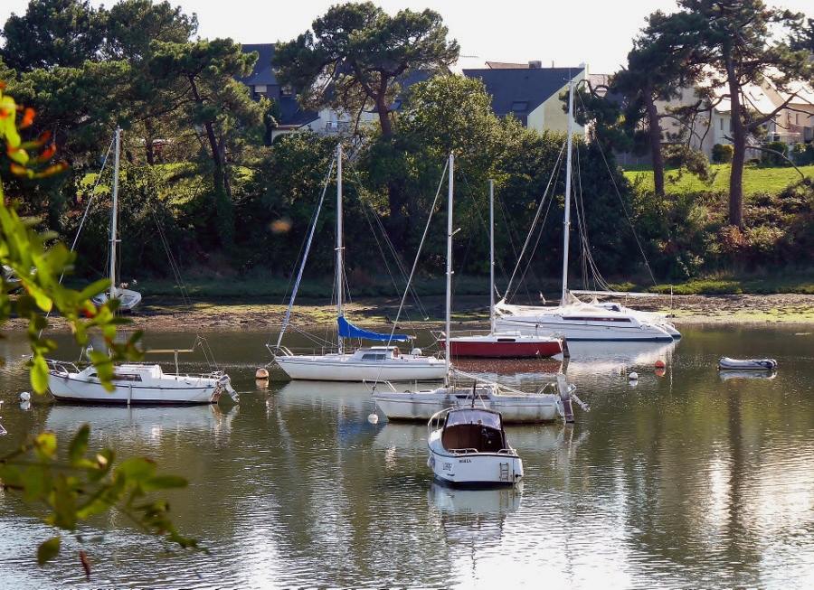 quelques bateaux en dehors du port de plaisance