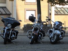 ..Quelques harleys..en attente de bénédiction..