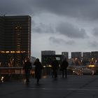 Quelques passants sur la passerelle Simone de Beauvoir