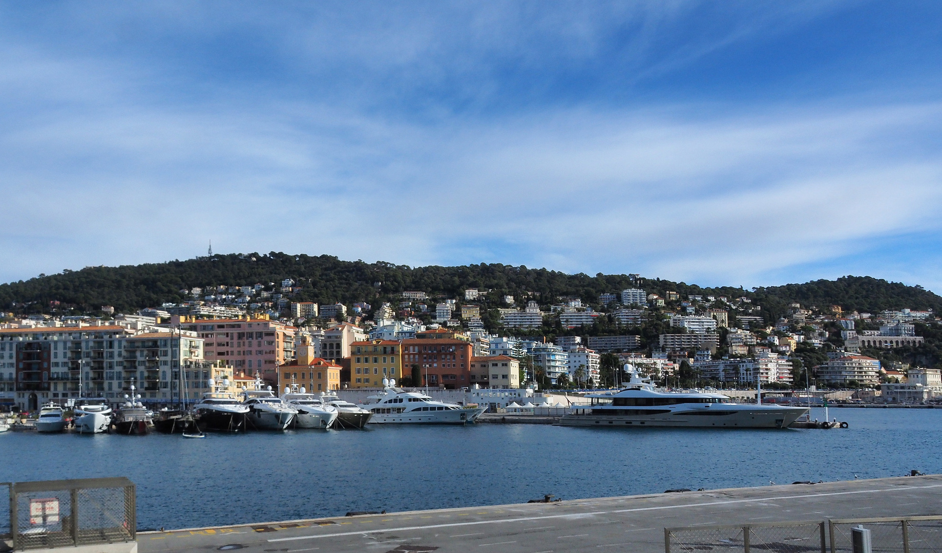 Quelques « petits » bateaux dans le port de Nice