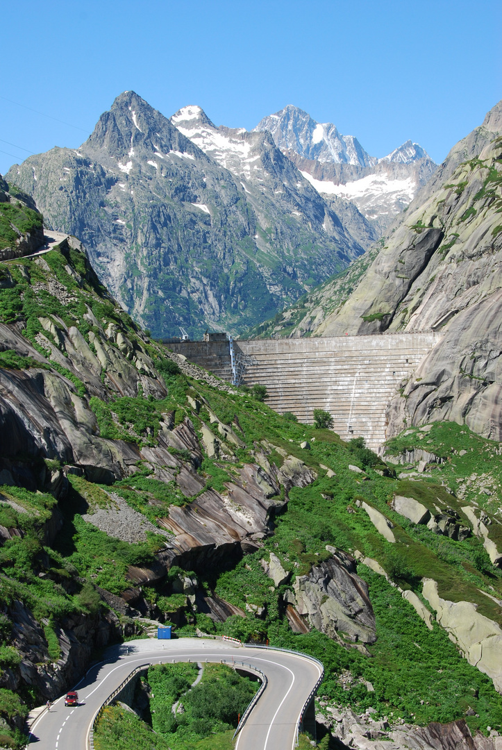 Quer über die Alpen auf der Grimselstrasse