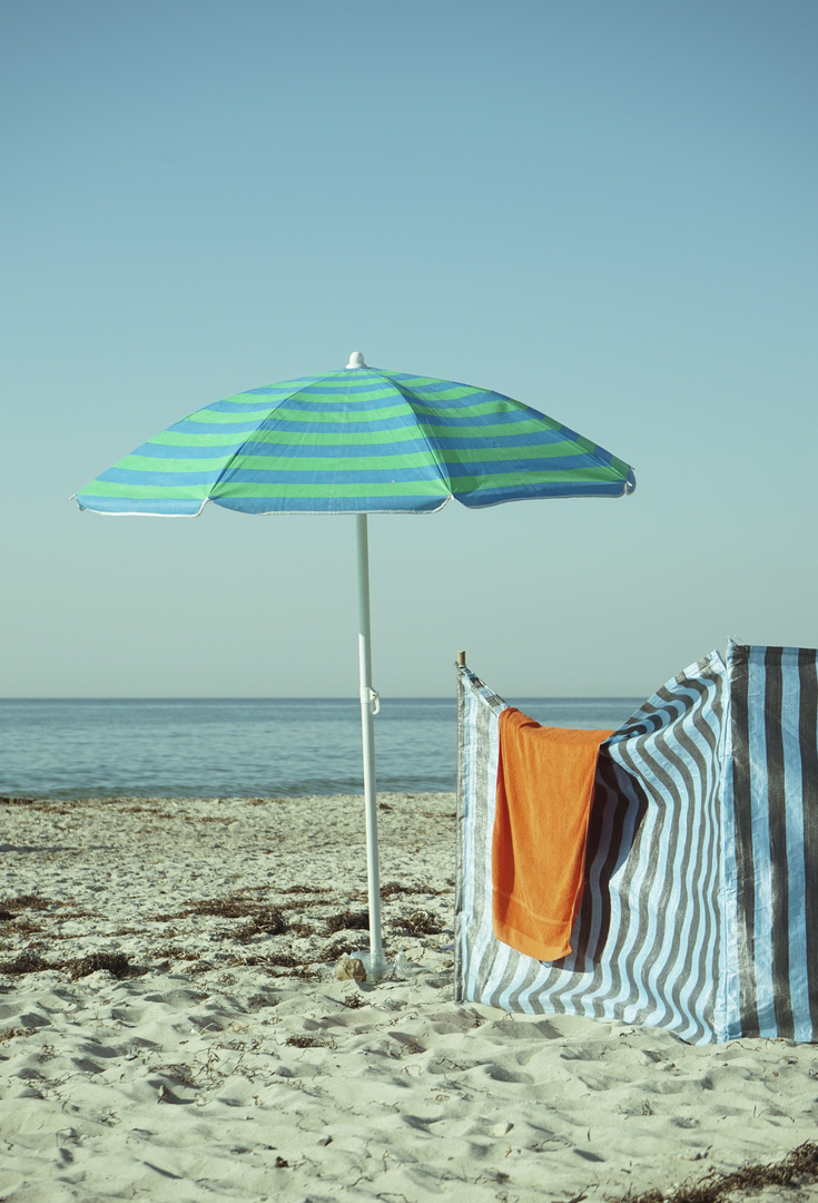 quer und längs des Strandes