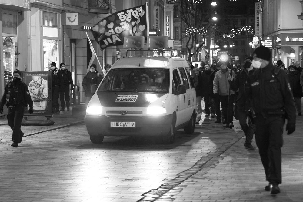 Querdenker-Demo durch die Rostocker Innenstadt