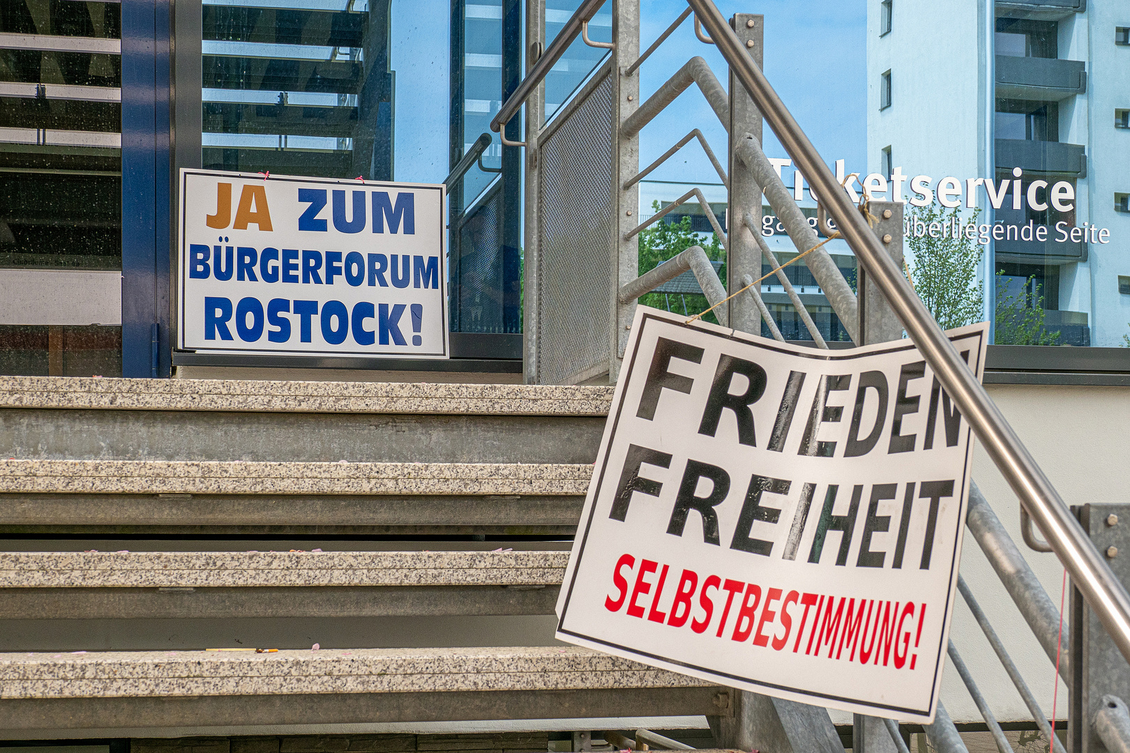 Querdenker-Demo vor der Stadthalle Rostock (1)